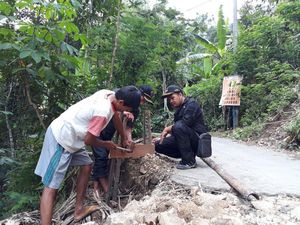 Warga Lereng Menoreh Pasang Boplang Untuk Deteksi Rekahan Tanah