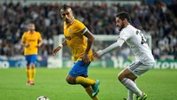 Di balik ketangguhannya di area tengah lapangan, Arturo Vidal pernah melakukan diving yang buruk kala melawan Real Madrid. Ketika masih memperkuat Juventus, Vidal luput menendang bola sehingga kakinya mengenai lapangan dan jatuh sendiri. Vidal malah berteriak ke arah wasit meminta penalti. (Foto: Gonzalo Arroyo Moreno/Getty Images)