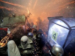 Foto: Ratusan Ribu Petasan, Tolak Bala dan Penghormatan Dewa