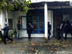 Aksi Seru Polisi Mengamankan Orang Gila Mengamuk di Mojokerto