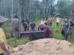 Wanita yang Tewas Digelonggong Air Dimakamkan