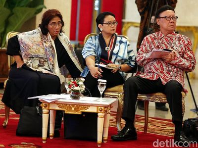 Gaya Santai Menteri Susi saat Sidang Kabinet