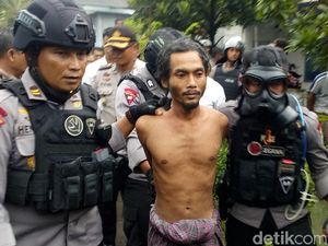 Tim Gegana Sukses Ringkus Orang Gila di Mojokerto yang Mengamuk Tim Gegana Sukses Ringkus Orang Gila di Mojokerto yang Mengamuk