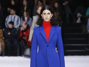 Pinggul Angela Merkel Jadi Inspirasi Balenciaga di Paris Fashion Week?