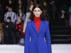 Pinggul Angela Merkel Jadi Inspirasi Balenciaga di Paris Fashion Week?