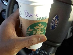Ini 8 Kisah Kocak Selebriti Hollywood yang Namanya Salah Ditulis Barista Starbucks