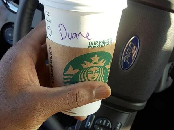 Ini 8 Kisah Kocak Selebriti Hollywood yang Namanya Salah Ditulis Barista Starbucks