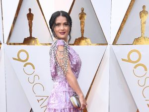 Salma Hayek Mengaku Gaunnya Pernah Robek Karena Punya Bokong Besar