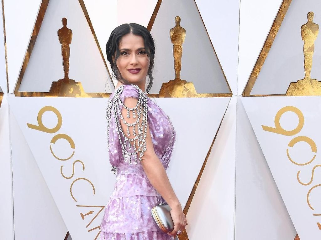 Salma Hayek Mengaku Gaunnya Pernah Robek Karena Punya Bokong Besar Salma Hayek Mengaku Gaunnya Pernah Robek Karena Punya Bokong Besar