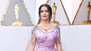 Lihat Gaya Glamor Salma Hayek Pakai Gaun Bergantung Berlian di Oscars 2018