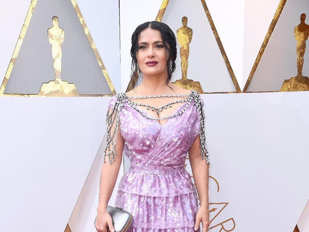 Digosipkan Pasang Implan, Salma Hayek Mengaku Dadanya Membesar Alami Digosipkan Pasang Implan, Salma Hayek Mengaku Dadanya Membesar Alami