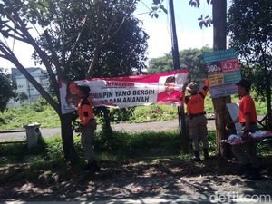 Ratusan Alat Peraga Kampanye Liar di Malang Ditertibkan