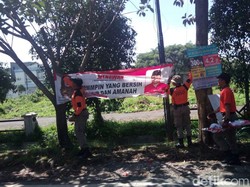 Ratusan Alat Peraga Kampanye Liar di Malang Ditertibkan