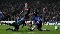 Aksi serupa dilakukan Didier Drogba dua tahun kemudian. Menghadapi Napoli di babak 16 besar Liga Champions, Drogba jatuh sendiri memegangi wajahnya setelah bahunya terkena tangan Salvatore Aronica. Lebih menyebalkan lagi, Drogba lantas mengintip untuk melihat bagaimana respons wasit. (Foto: Clive Rose/Getty Images)