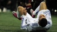 Sisi gelap Cristiano Ronaldo. Meski sukses mengantongi lima gelar pemain terbaik dunia, Ronaldo pernah kedapatan akting. Menghadapi AC Milan, Ronaldo jatuh memegangi mukanya saat mencoba merebut bola dari Ignatio Abate. Aksi itu sempat memicu keributan kecil antar kedua kubu. (Foto: Oliver Morin/AFP Photo)