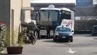 Jenazah Astori kemudian dibawa untuk dilakukan autopsi. Sementara skuat Fiorentina dikawal meninggalkan hotel tersebut. (Foto: Dino Panato/Getty Images)