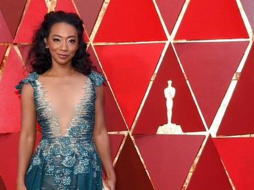 Betty Gabriel juga tak kalah seksi dengan menampilkan belahan dadanya lewat dress biru transparan. Kevork Djansezian/Getty Images.