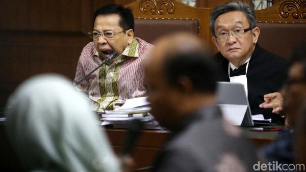 Novanto Ikuti Sidang dengan Terkantuk-kantuk