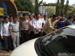 Luhut dan Budi Karya Bagi-bagi Brosur di Tol Bekasi, Ada Apa?