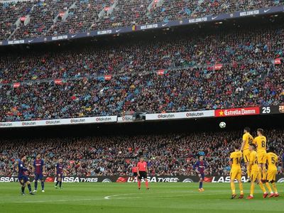 Foto: Lengkungan Indah nan Mematikan dari Tendangan Bebas Messi