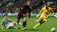 Akting yang gagal dari Alberto Gilardino. Dalam laga Liga Champions, Gilardino mencoba memenangkan penalti untuk AC Milan dengan diving yang memalukan. Sukses menusuk kotak penalti Celtic, Gilardino terlambat jatuh setelah lawan melakukan tekel yang gagal. Dia pun dikartukuning. (Foto: Mark Thompson/Getty Images)