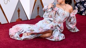Foto: Anti-mainstream, Artis Ini Pose Berbaring di Red Carpet Oscars