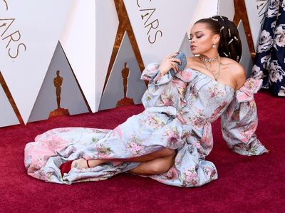 Foto: Anti-mainstream, Artis Ini Pose Berbaring di Red Carpet Oscars