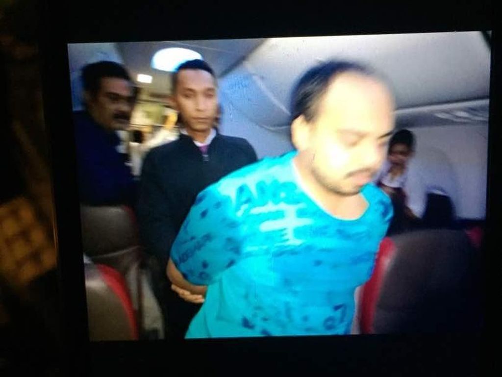Penumpang Malindo yang Telanjang di Pesawat Punya Gangguan Jiwa Penumpang Malindo yang Telanjang di Pesawat Punya Gangguan Jiwa