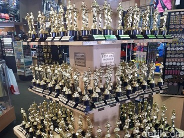Berbagai Toko di Hollywood Ramai Jual Pernak-pernik Oscar