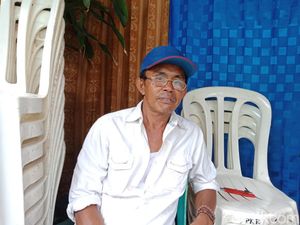 Ngamuk di Hajatan Tetangga, Ibrahim Tendang-tendang Bangku