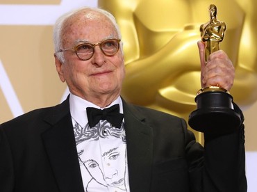 James Ivory mengangkat piala yang dimenangkannya lewat kategori Best Adpated Screenplay. REUTERS/Mike Blake.