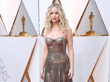 Ia tampil menawan dengan gaun metalik dari Dior. Frazer Harrison/Getty Images.