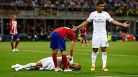 Mantan bek Madrid Pepe total dalam berakting di final Liga Champions 2016 melawan Atletico Madrid. Pepe jatuh lalu pura-pura cedera saat bersenggolan dengan Felipe Luis, lalu berguling-guling kesakitan sembari memengangi wajahnya padahal hanya disentuh.