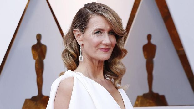 Laura Dern mengenakan gaun putih.