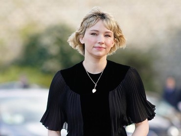 Padahal ia terlihat cantik meski tampil santai dengan dress hitam. Edward Berthelot/Getty Images for Christian Dior.