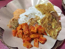 Gurih Mantap Nasi Uduk Betawi dengan Lauk Komplet