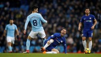 Sementara itu, Chelsea memilih untuk bermain defensif. Tim tamu tak memainkan striker murni dan cuma memasang Eden Hazard sebagai false nine. Foto: Carl Recine/Action Images via Reuters