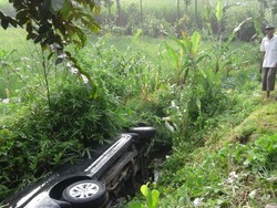 Mobil Masuk Sungai dan Terbalik, 5 Penumpang Syok