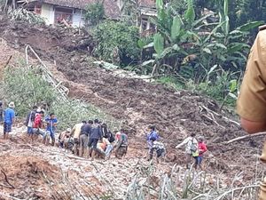 Tim SAR Terus Cari Damah yang Tertimbun Longsor di Bandung Barat