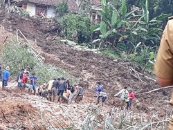 Tim SAR Masih Cari 1 Korban Tertimbun Longsor di Bandung Barat