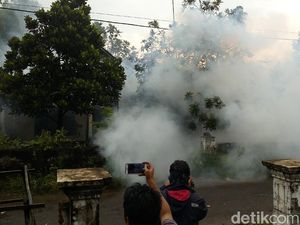 Penangkapan Orang Gila di Mojokerto Diwarnai Lemparan Gas Air Mata