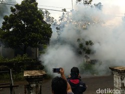 Penangkapan Orang Gila di Mojokerto Diwarnai Lemparan Gas Air Mata