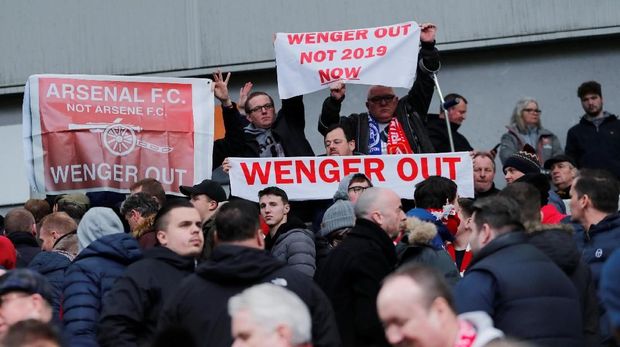 Spanduk Wenger Out muncul di banyak stadion tempat Arsenal main
