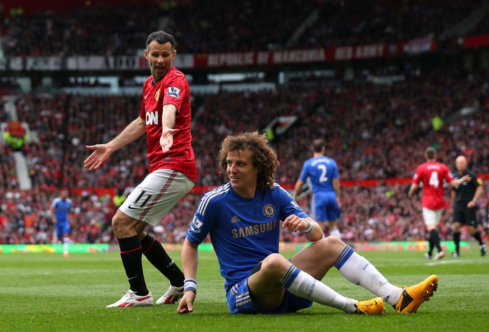 MANCHESTER, ENGLAND - MAY 05:  Ryan Giggs of Manchester United appeals to the linesman after David Luiz of Chelsea goes to ground during the Barclays Premier League match between Manchester United and Chelsea at Old Trafford on May 5, 2013 in Manchester, England.  (Photo by Alex Livesey/Getty Images)