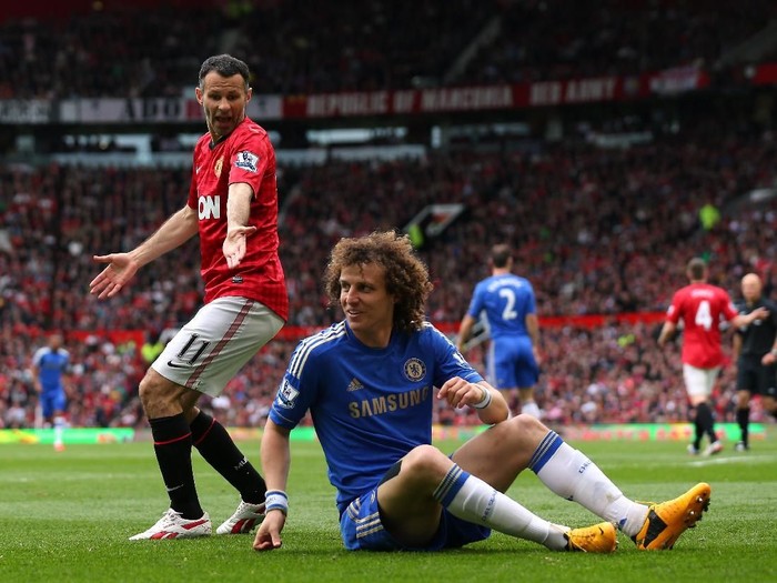 MANCHESTER, ENGLAND - MAY 05:  Ryan Giggs of Manchester United appeals to the linesman after David Luiz of Chelsea goes to ground during the Barclays Premier League match between Manchester United and Chelsea at Old Trafford on May 5, 2013 in Manchester, England.  (Photo by Alex Livesey/Getty Images)