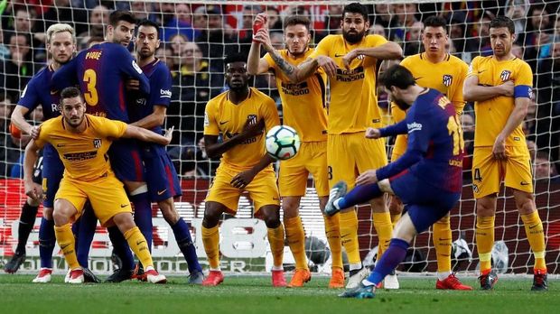 Lionel Messi mencetak gol lewat tendangan bebas ke gawang Atletico Madrid.