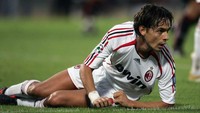 Filippo Inzaghi tidak sekadar mematikan di dalam kotak penalti namun juga menyandang gelar lain sebagai raja diving dan offside. Meski begitu, Inzaghi berhasil meraih nyaris semua gelar utama di level klub maupun internasional. (Foto: New Press/Getty Images)