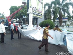 Alat Peraga Kampanye di Kota Tegal Dicopot Petugas Gabungan