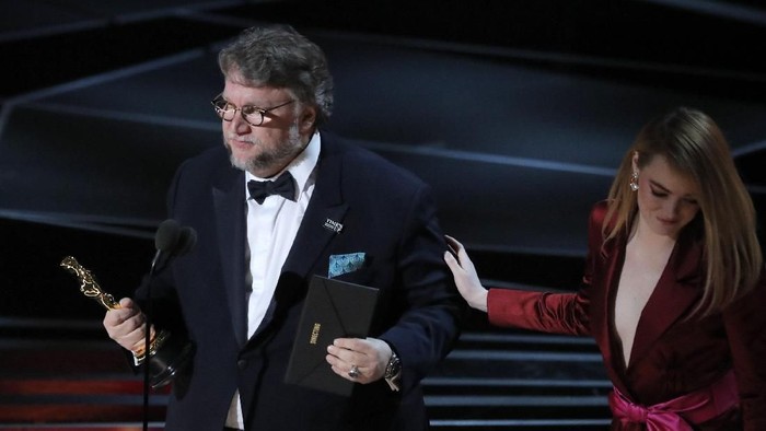 Guillermo del Toro saat menerima penghargaan di Oscar 2018. Foto: REUTERS/Lucas Jackson