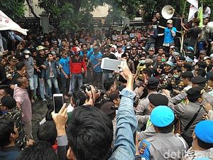 Warga Tegalgubug Cirebon Desak Satpol PP Tertibkan Spanduk PGTC Warga Tegalgubug Cirebon Desak Satpol PP Tertibkan Spanduk PGTC